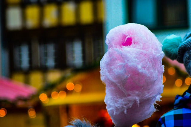 Invention de la barbe à papa : histoire d’une confiserie des plus célèbres